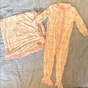 Magnetic Me Baby Girl’s 12-18M Footie and Blanket